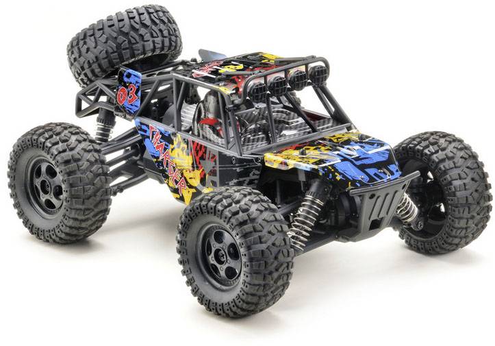 Daljinsko vodeno avtomobil z grobimi terenskimi pnevmatikami in pisatim, grafično oblikovanim karoserijo, pripravljenim na pustolovščino.
