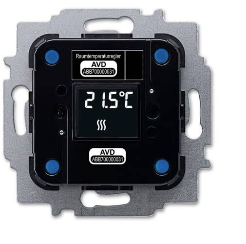 Stenski termostat kaže '21,5°C'. Na zaslonu so spodaj tri valovite črte, ki prikazujejo ogrevanje. Naprava ima štiri modre gumbe.