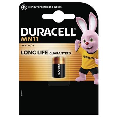 'Paket baterije Duracell MN11, s rožnatim zajčkom maskoto na desni in besedilom »Dolga življenjska doba je zagotovljena« na levi.'