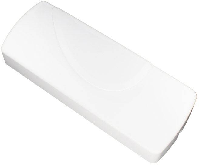 Pravokotna bela etui škatlica, možno za shranjevanje očal ali pisal, na beli podlagi.