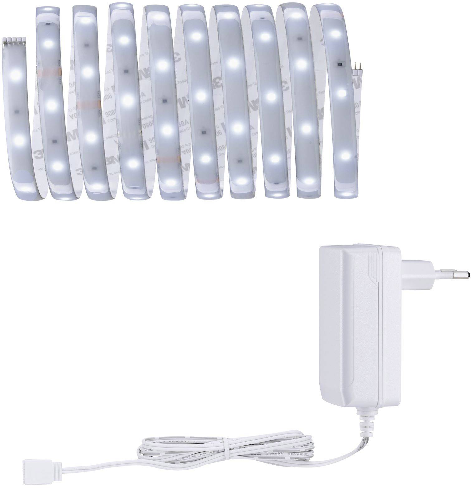 Bel LED svetlobni trak z več segmenti in pripadajoči bel napajalnik s kablom, oba prikazana na beli podlagi.