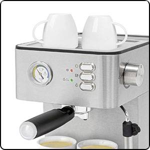 Srebrna espresso kavna naprava z dvema belima skodelicama zgoraj. Levo manometer, desno ventil za paro. Spodaj teče kava v skodelice.