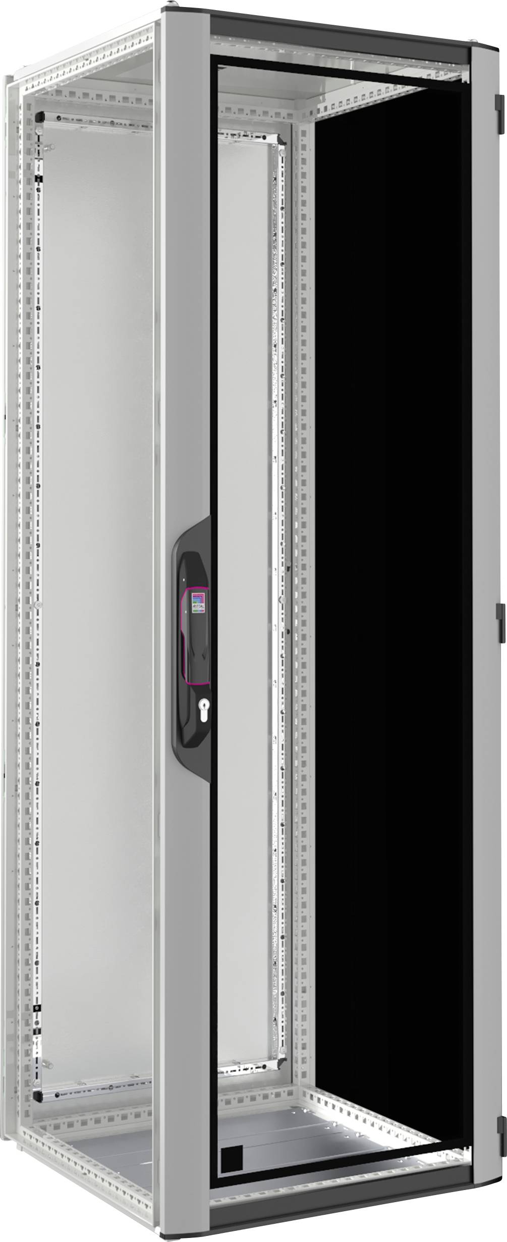 Odprt strežniški omari z stekleno vrati, kovinskim okvirjem in nastavljivi policami, primeren za namestitev omrežne in strežniške opreme.