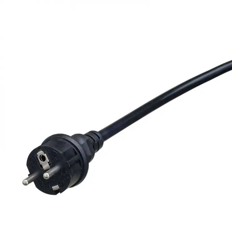 Črn mrežni kabel z evropsko vtičnico na beli podlagi.