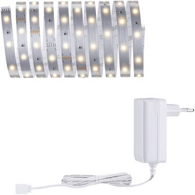 Bel LED svetlobni trak z toplimi belimi svetlobnimi točkami, pod njim pa ustrezen bel napajalnik s kablom za napajanje.