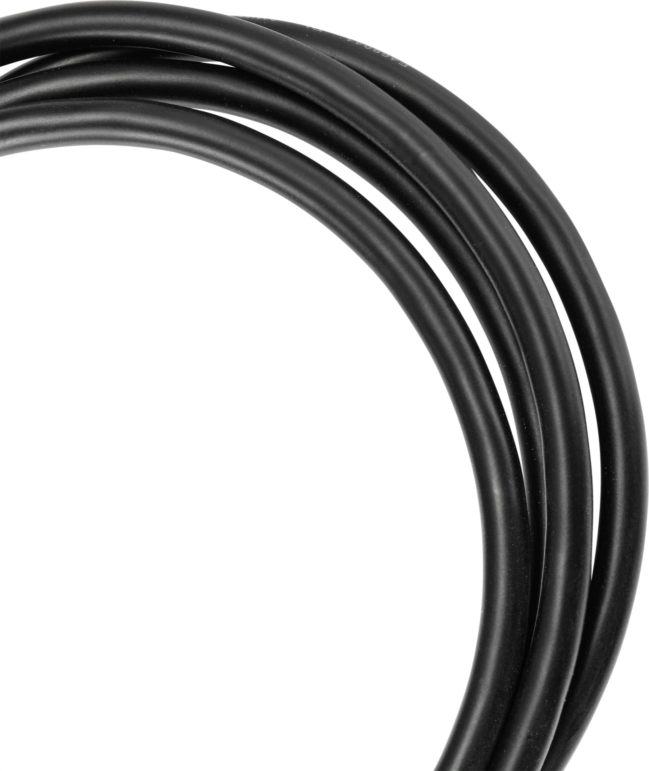Zvit črn električni kabel na beli podlagi.