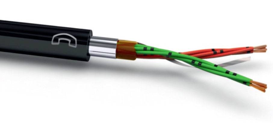 Odprt kabel s štirimi barvnimi bakrenimi žicami: dva prečno zeleno-rdeče črtasta in dva enobarvna žici. Pretežno tehnični podatki.