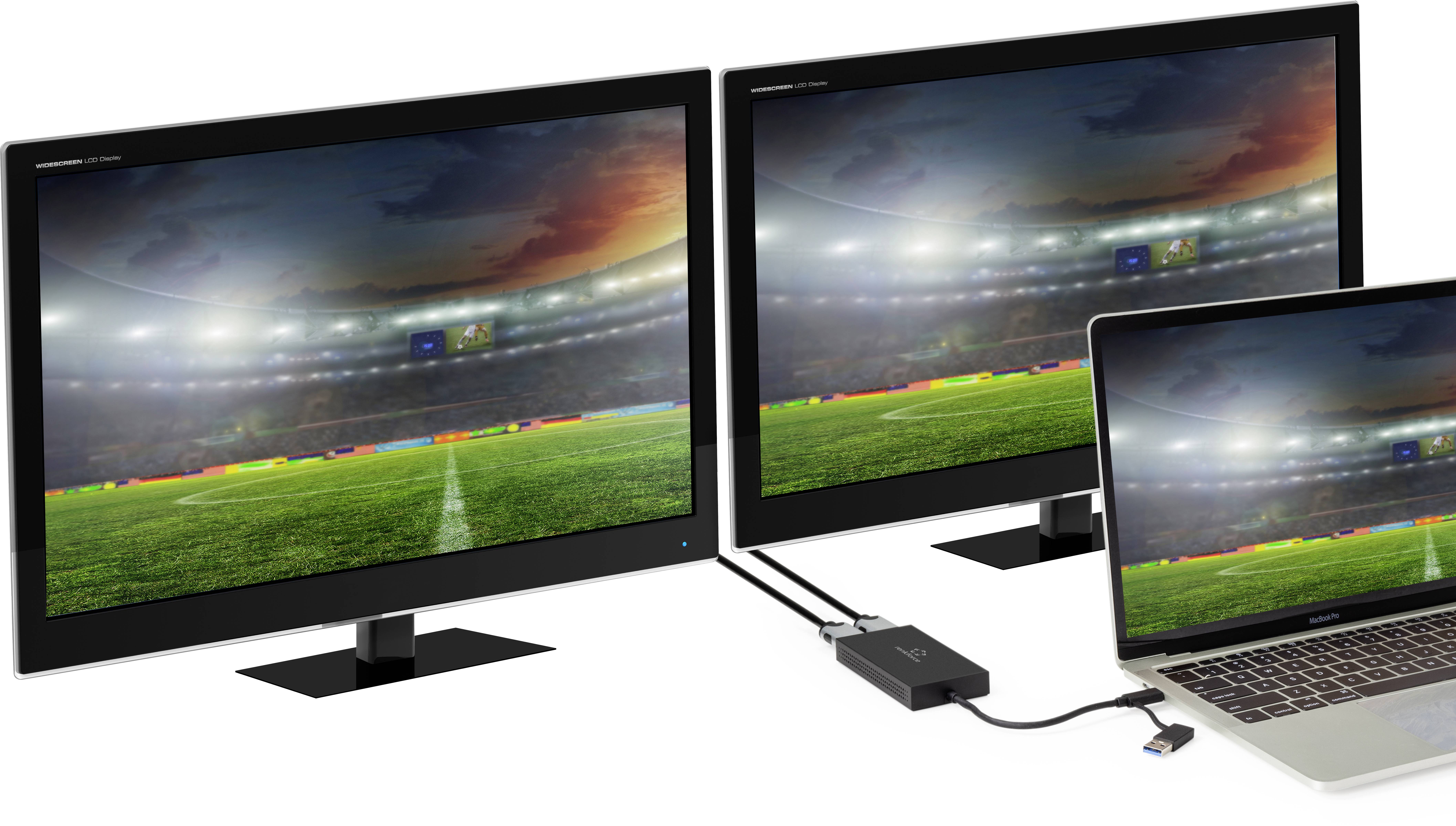 Dva monitorja in prenosni računalnik prikazujejo stadion ob sončnem zahodu, vsi povezani prek USB-C adapterja, ki izhaja iz prenosnega računalnika.