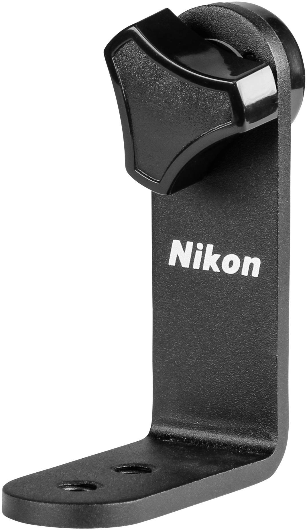 Črn pritrdilni adapter z logotipom 'Nikon', primeren za montažo na stativ fotoaparata. Vertikalna L-oblika z dvema pritrdilnima luknjama na spodnjem delu.