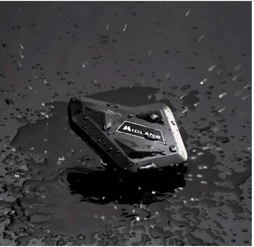 Trikotna črna naprava z napisom 'Midland', porasla z vodnimi kapljicami, na sijoči črni površini.
