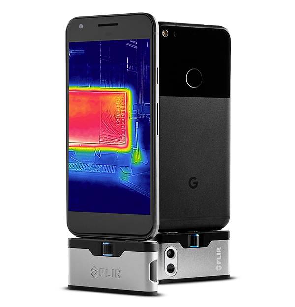 Pametni telefon s toplotnim senzorjem prikazuje barvno toplotno sliko na zaslonu.