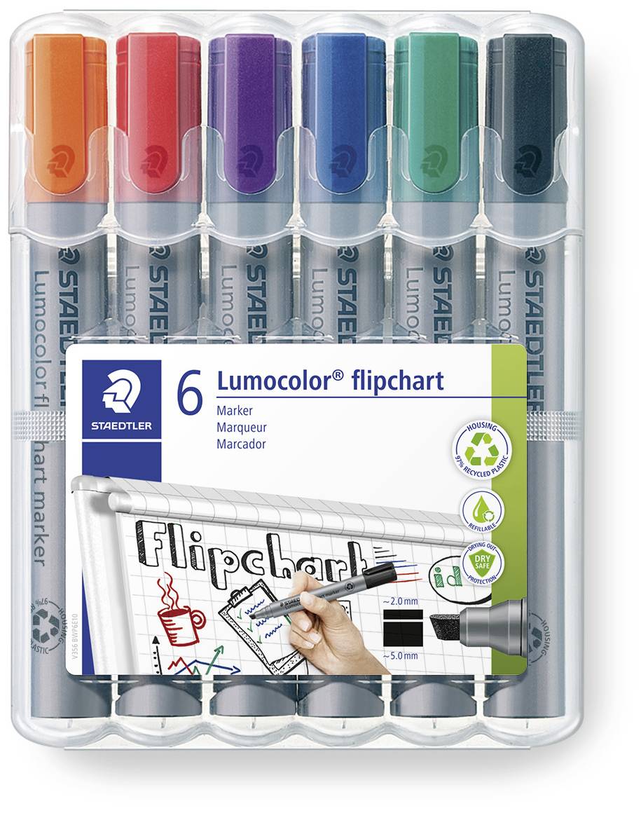 Šest barvnih STAEDTLER Lumocolor flipchart markerjev v embalaži. Primerni za flipcharte. Sprednja stran prikazuje uporabo na flipchartu.
