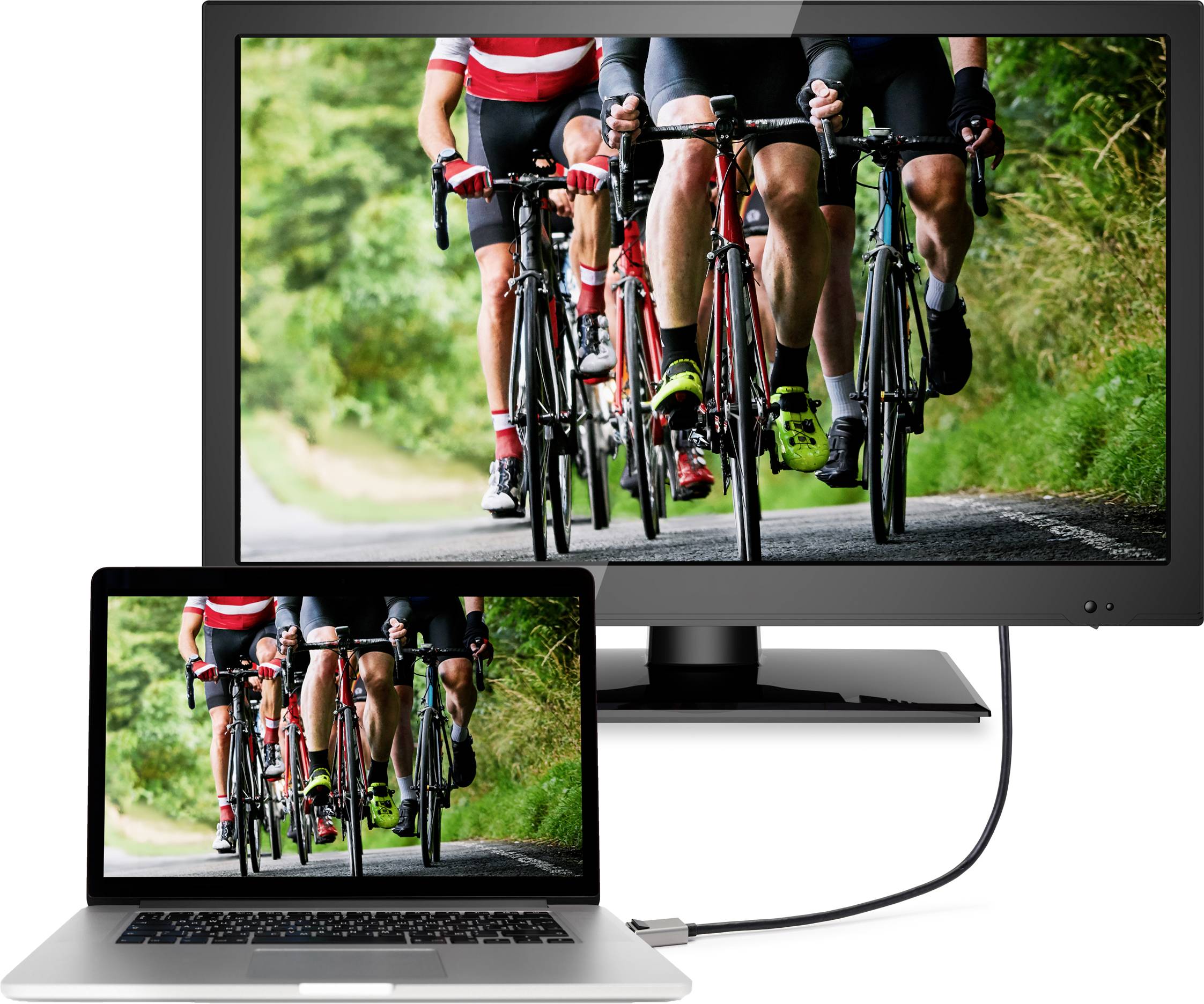 Skupina kolesarjev na cesti, katerih slika je prikazana na zaslonu prenosnika, ki je priklopljen na večji monitor.