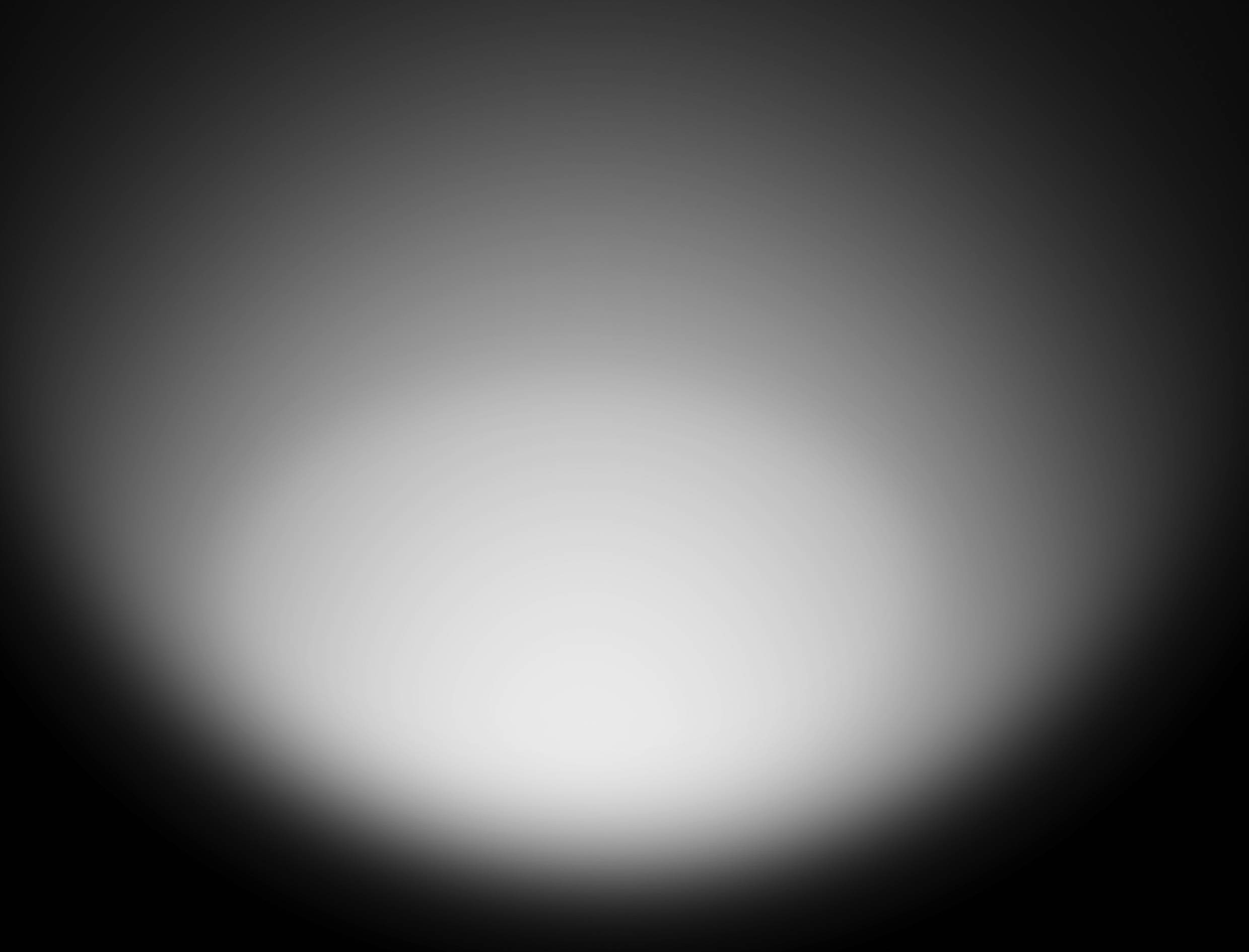 Prehod iz temno črne do svetlo bele barve, osredotočen v sredini.