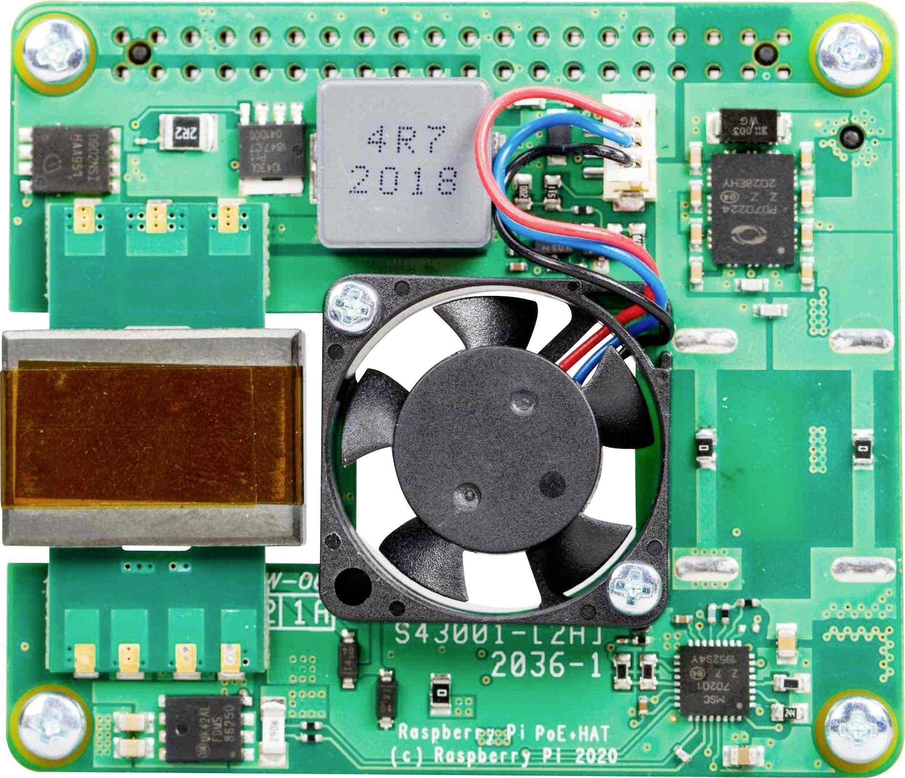 Bližnji posnetek Raspberry Pi PoE HAT plošče z ventilatorjem na sredini, obkrožen s čipi in komponentami elektronskih vezij na zeleni plošči.