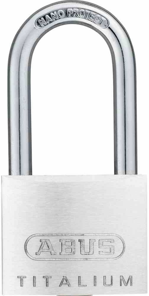 Srebrn viseč ključavnico znamke 'ABUS TITALIUM' z napisom 'NANO PROTECT' na zategu.