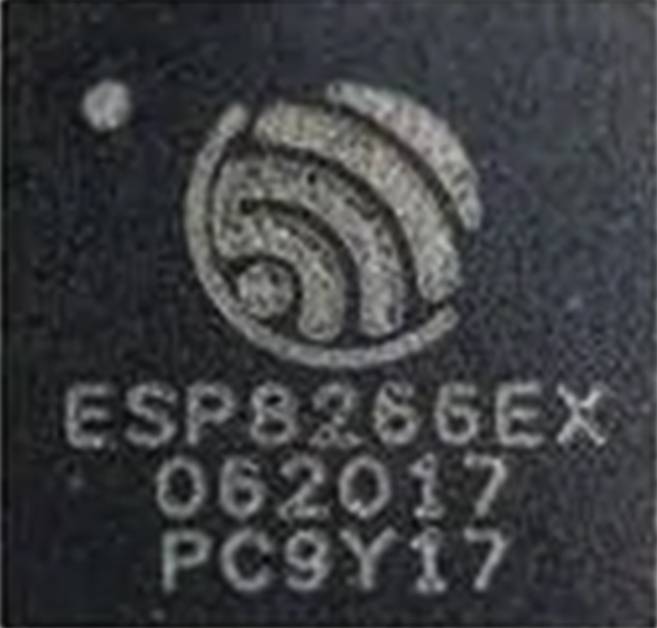 Bližnji posnetek mikrokrmilnika ESP8266EX. Prikazuje logotip, številko modela in podatke o proizvodnji.