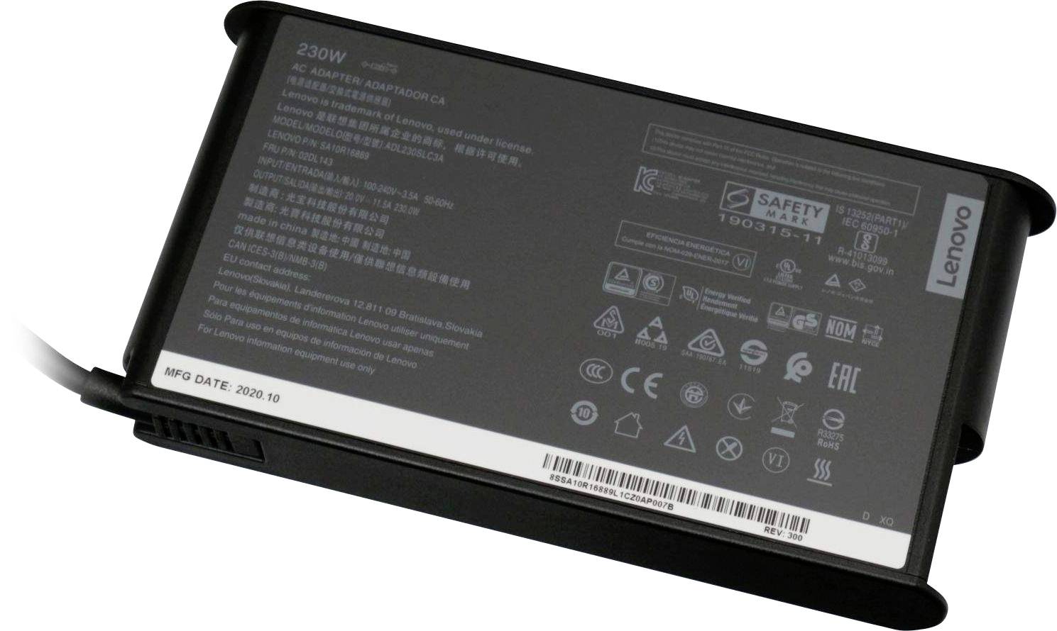 Črni Lenovo napajalnik z 230W močjo. Nalepka prikazuje tehnične podatke, simbole varnostnih certifikatov in datum izdelave 10-2020.