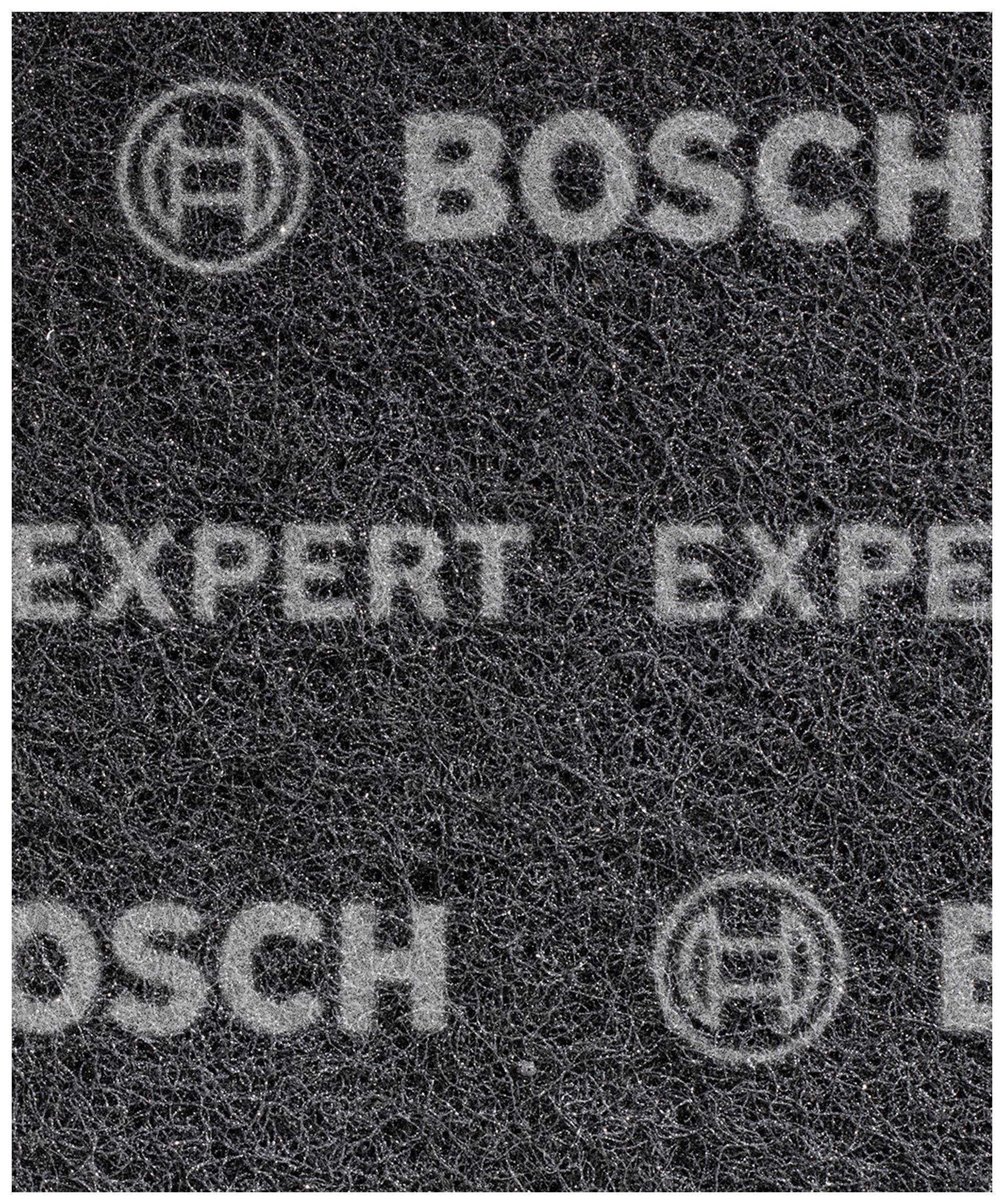 Črna brusilna krpa z napisom 'EXPERT' in logotipom Bosch. Material, verjetno namenjen brušenju, ki se uporablja v poklicne namene.