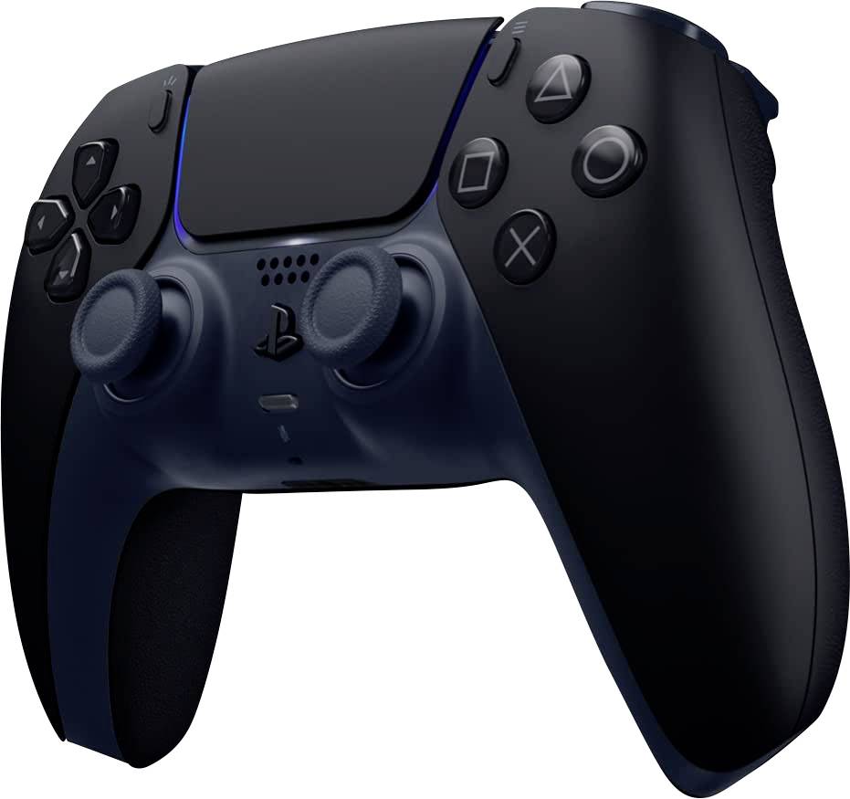 Črn gaming kontroler z modrimi poudarki, primeren za igralno konzolo, leži na beli površini.