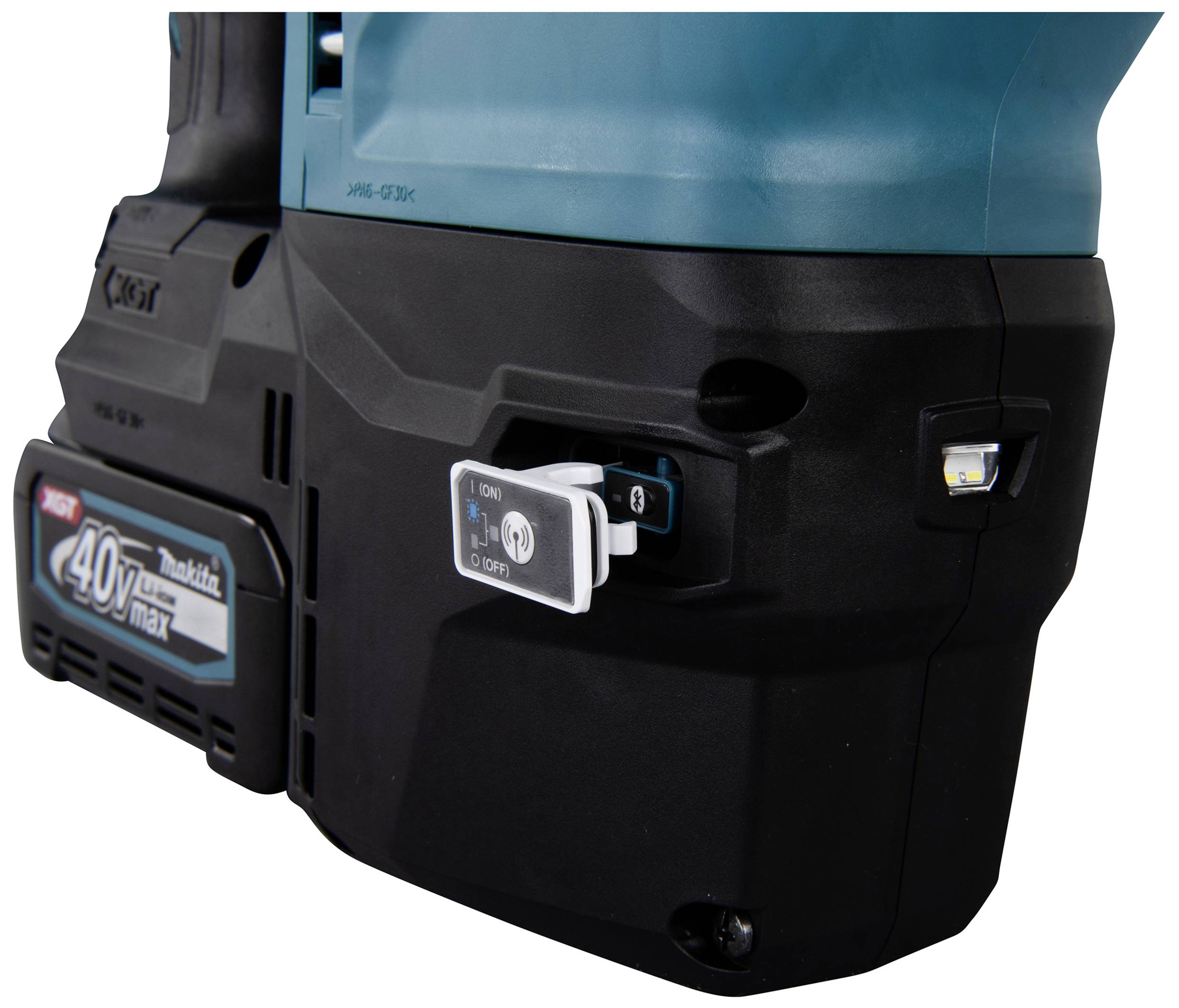 Stranski posnetek modro-črnega električnega orodja znamke Makita 40V max z belim stikalom v položaju 'vklop'.