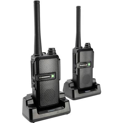 Dva črna walkie-talkija z antenami, stoječa v svojih polnilnih postajah, na beli podlagi.