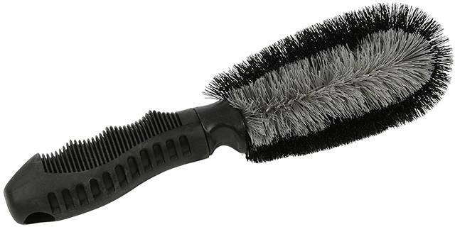 Črna čistilna ščetka z ergonomskim ročajem in gostimi ščetinami. Idealna za temeljito čiščenje površin ali delov vozila.