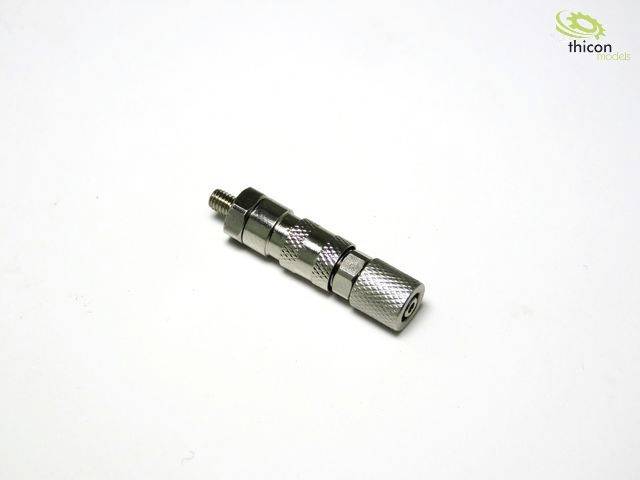 Kovinski adapter leži na beli podlagi, sestavljen je iz več cilindričnih odsekov; logotip 'thicon models' je zgoraj desno.