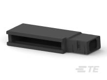Črn USB ključek pravokotne oblike z gladko površino, prikazan rahlo poševno.