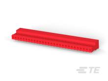 Rdeč Lego kocka v stranskem pogledu, ležeč na beli površini, prikazuje strukturo z vypklina.