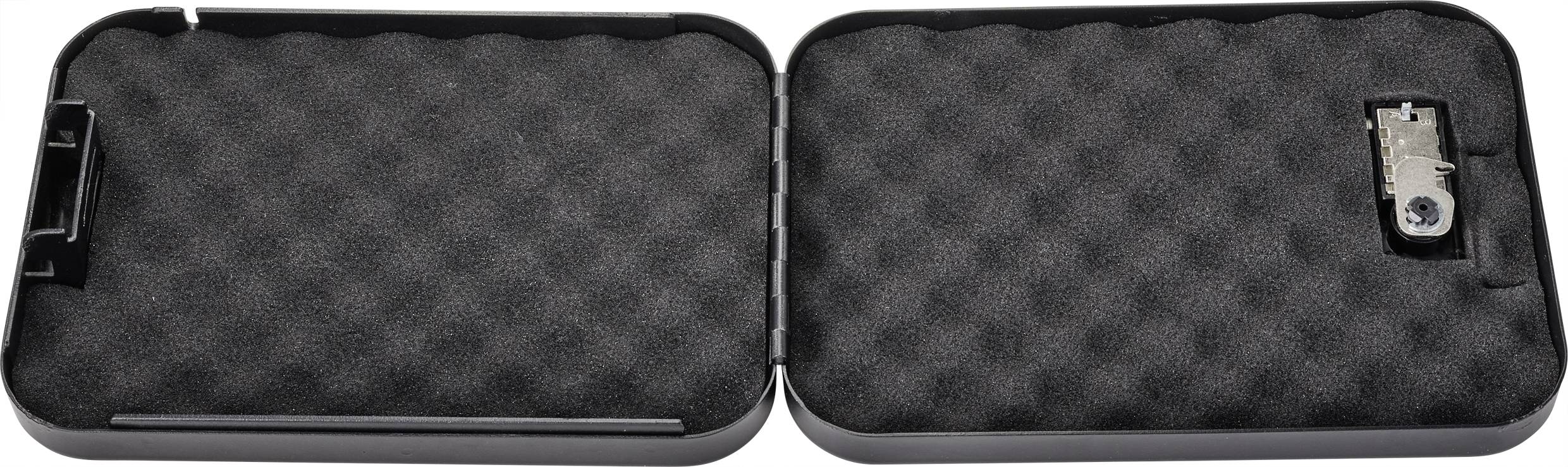 Odprt črn kovinski kovček s notranjostjo, obloženo s penasto oblogo, brez vidne vsebine.