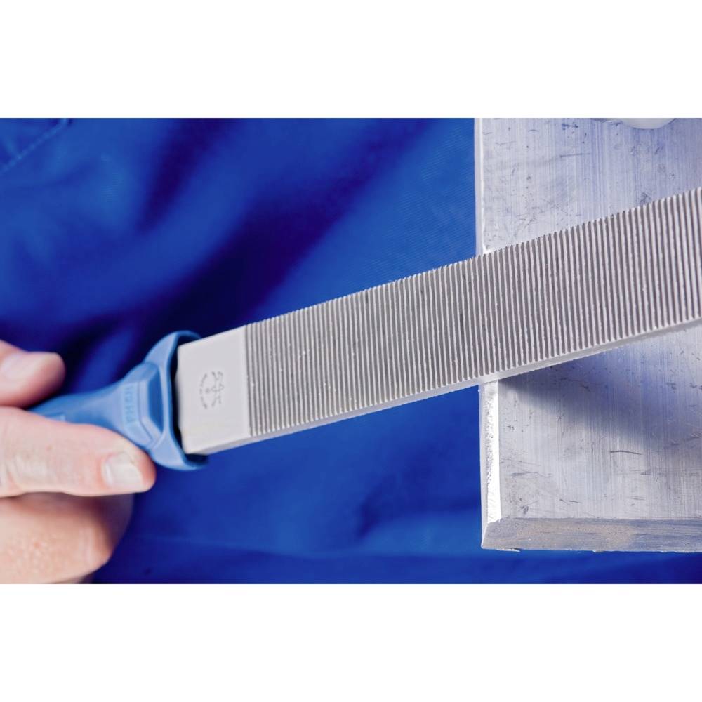 Oseba z veliko datoteko obdeluje kovinski kos in brusi njegove robove.