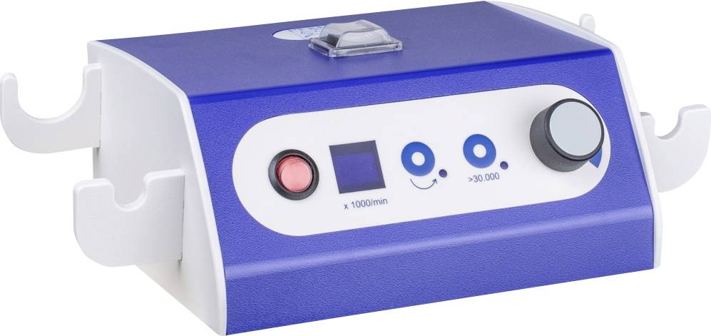 Modro-bela medicinska naprava z upravljalnimi elementi, ki vključujejo vrtljiv gumb in digitalni zaslon; uporablja se za zdravljenje v podologiji.