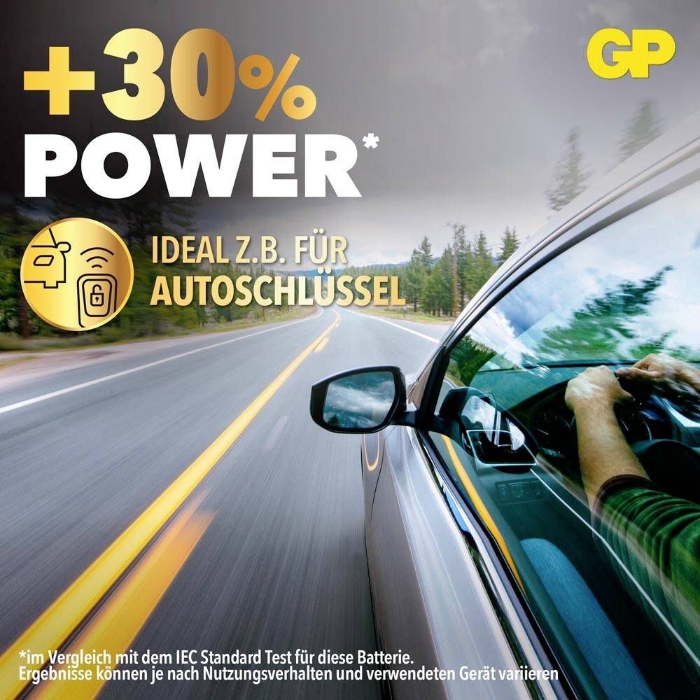 Oglasna grafika za GP-baterijo z "+30% MOČI", idealna npr. za avtomobilske ključe; prikazuje avto, ki vozi po cesti.