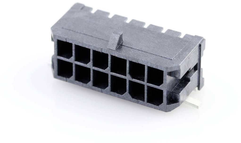 Črni plastični vtič za elektronske povezave z več pravokotnimi odprtinami, pogled s странske kotne perspektive.