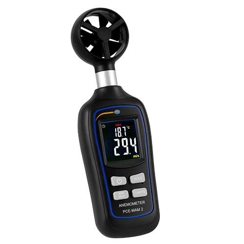Prenosni digitalni anemometer s senzorjem v obliki ventilatora in LCD zaslonom, ki prikazuje hitrost vetra in temperaturo.
