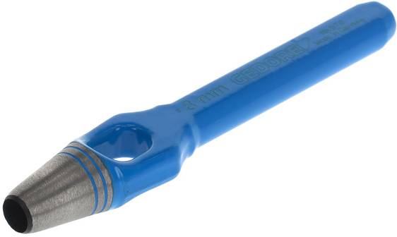 Moder luknjač z kovinasto konico, na kateri je vtisnjeno '8 mm', leži poševno.