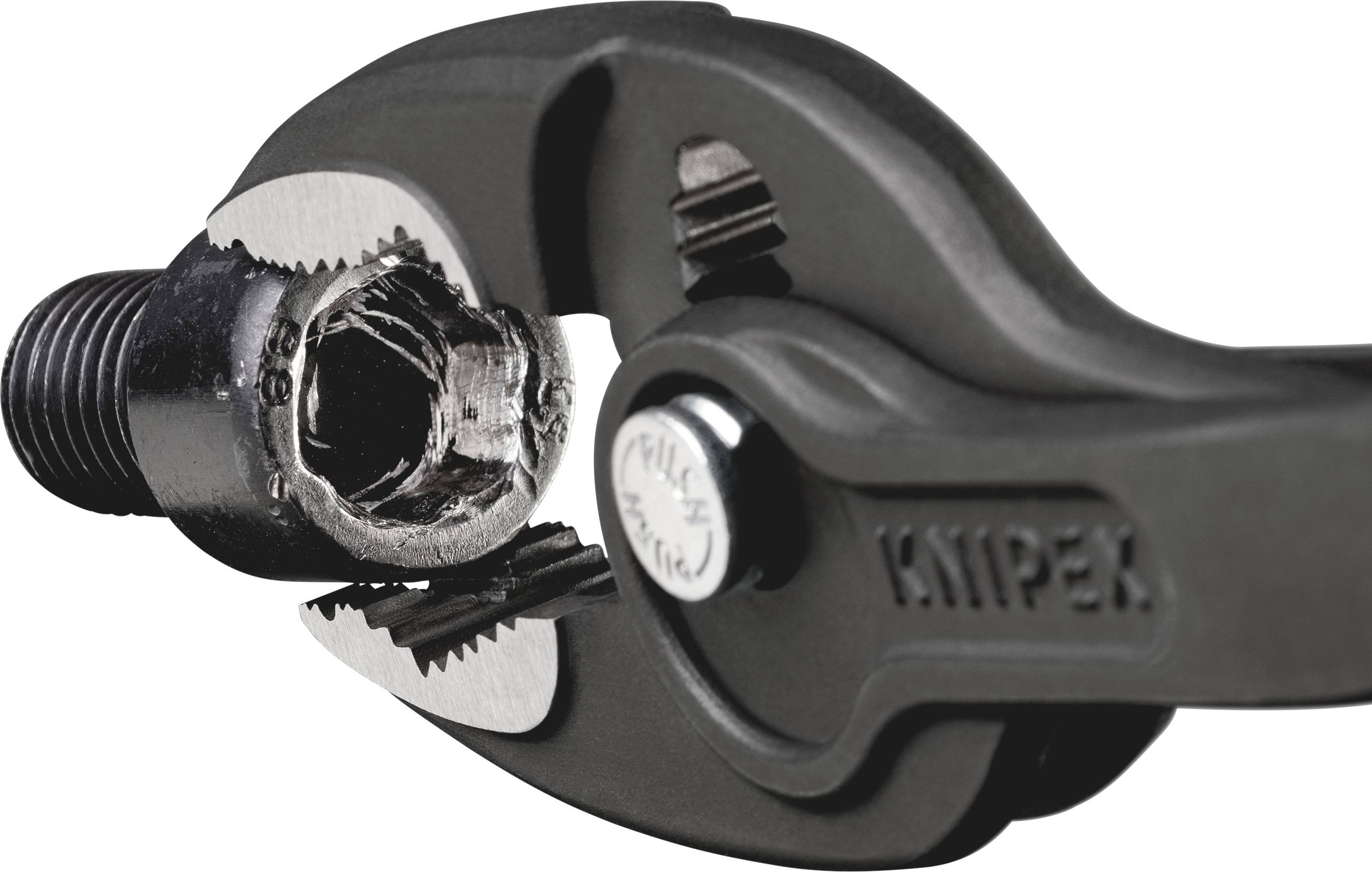 Klešče Knipex trdno prijemajo poškodovan vijak. Zobje klešč varno držijo vijak, da bi olajšali njegov odvoj.