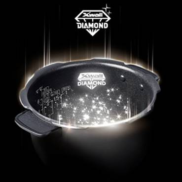 Črn kuhinjski lonec s sijajno, diamantni podobno prevleko. Zgoraj logotip 'Xwall Diamond'. Luksuzna in vzdržljiva predstavitev.