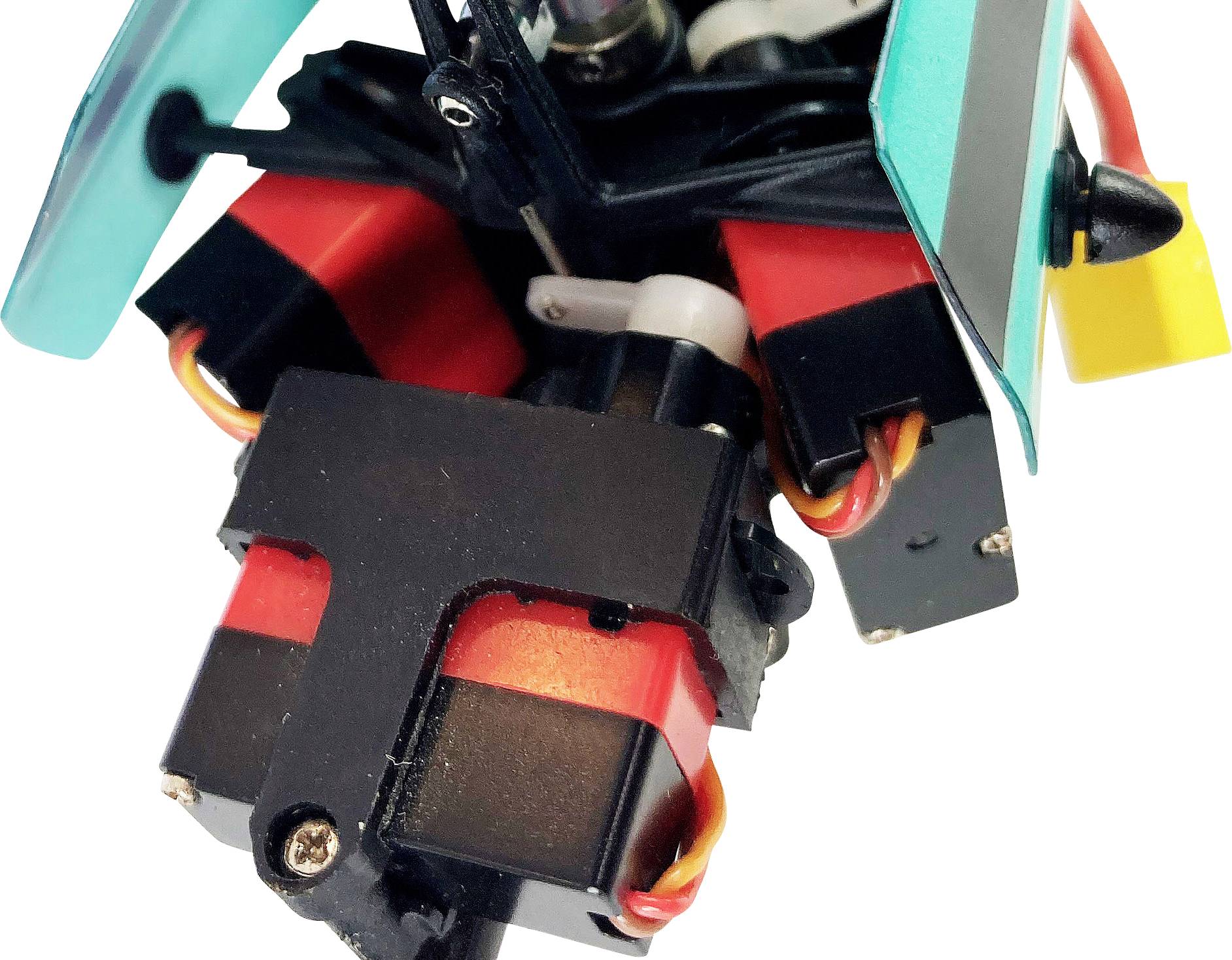 Robotska roka z več sklepi in kabli, prikazuje podrobnosti mehanike in elektronike. Pretežno črne in rdeče barve.