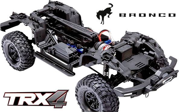 RC-terensko vozilo, pripravljeno za vožnjo brez karoserije. Blagovni znamki 'TRX4' in 'Bronco' s prominentno prikazanim logotipom bika.