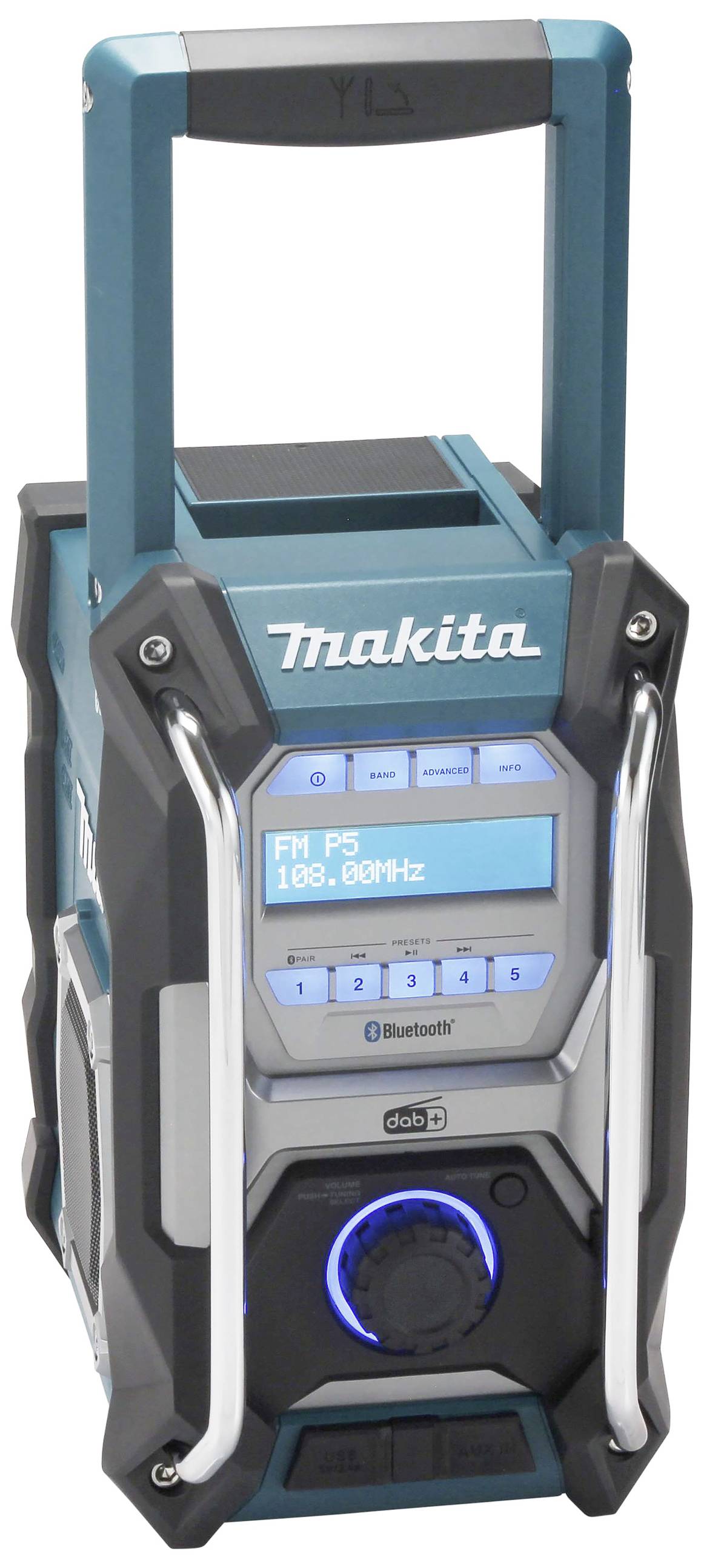 Prenosni, robusten gradbeni radio z Bluetoothom. Na zaslonu sta prikazani frekvenca 108,6 MHz in FM P5.
