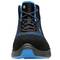 Črna in modra športna obutev, pogled od spredaj. Čevelj ima črne vezalke z belimi pikami in modro podplat.