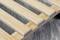 Leseni letvenjak na sivi podlagi, bližnji posnetek.