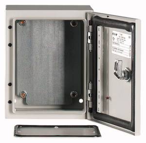 Ohišje z odprtimi vrati, ki prikazuje notranjo kovinsko stran in štiri vijačne luknje v vogalih. Vrata imajo ročaj in tečaj.