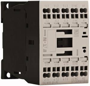 Eatonov električni kontaktor modela DILM15-01-P1 za upravljanje električnih tokokrogov. Pogled od spredaj z priključki.