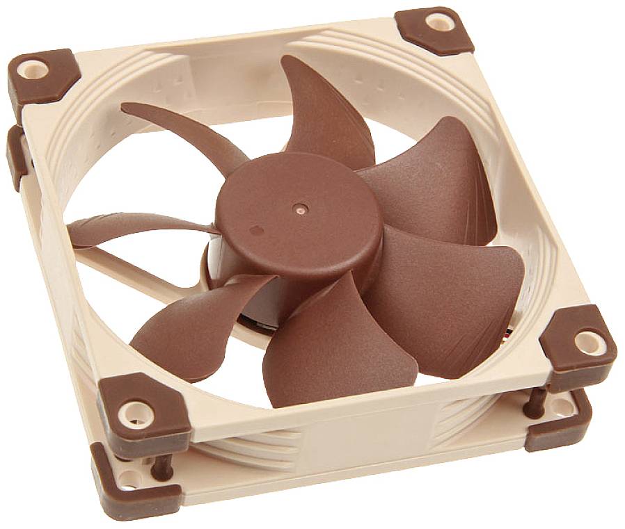 Bež barvni računalniški ventilator z rjavimi rotorskimi lopaticami in blažilnimi vogali za zmanjšanje hrupa, v kvadratni obliki.