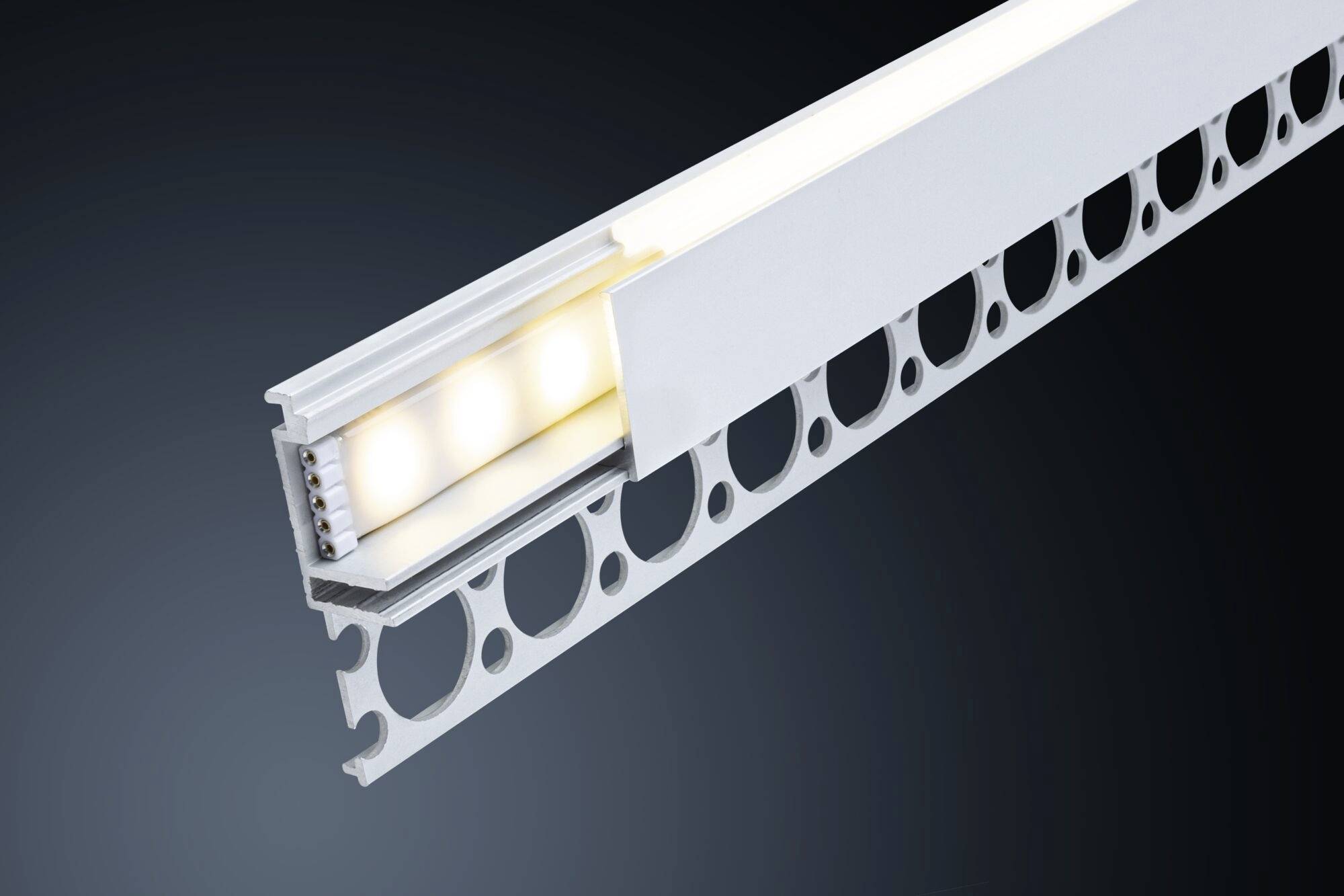 Aluminijasti profil z LED-trakovno osvetlitvijo, primeren za montažo na steno ali strop. Idealen za brezhiben, sodoben svetlobni dizajn.