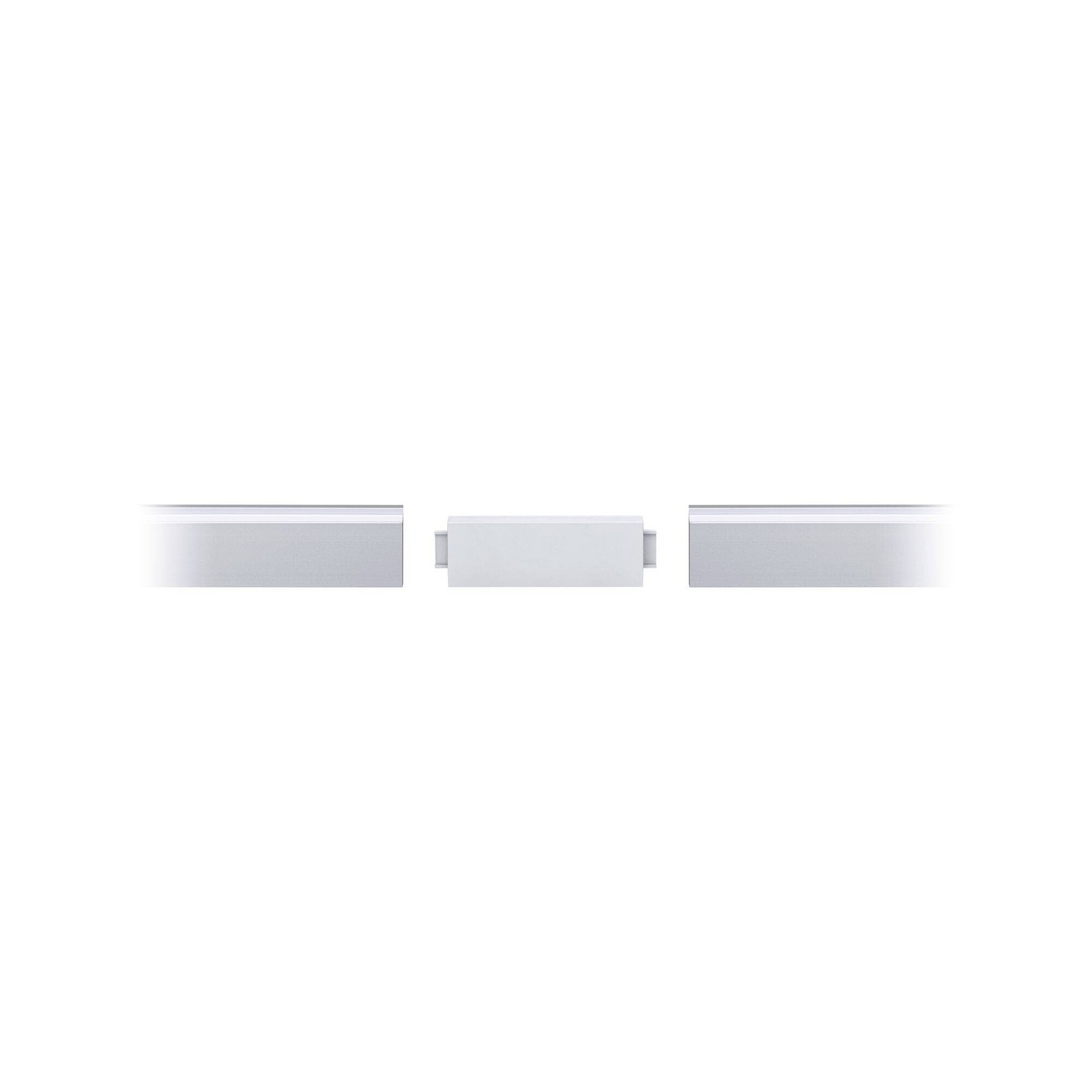 Pravokoten kovinski adapter povezuje dve sivi, enotni tirnici. Adapter se zdi, da omogoča prehod med tirnicama.
