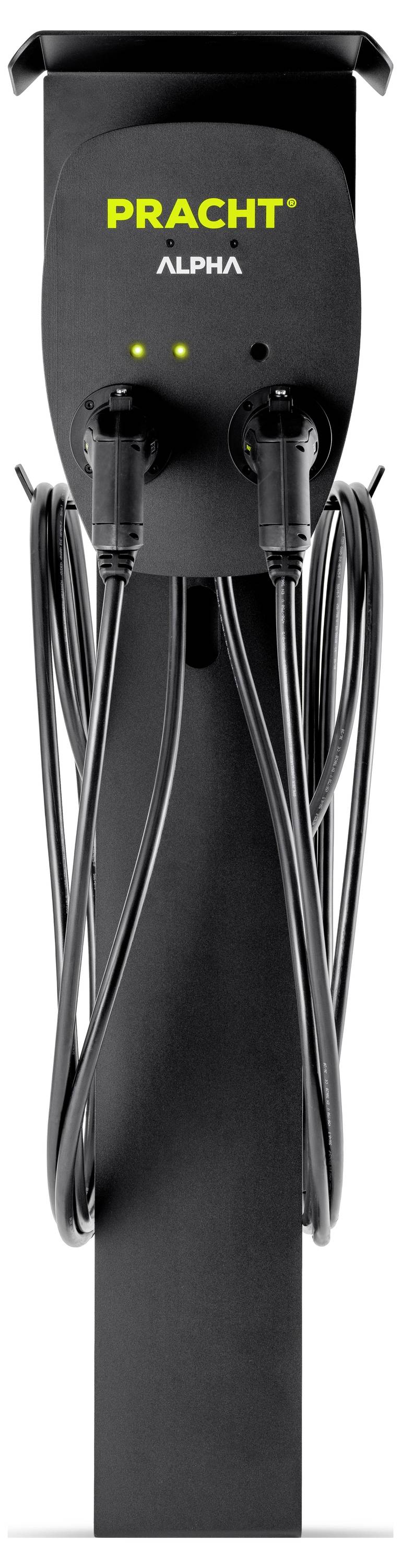 Črni polnilni steber za električna vozila znamke 'Pracht', model 'Alpha', z dvema polnskima kabloma in zelenimi indikatorji delovanja.